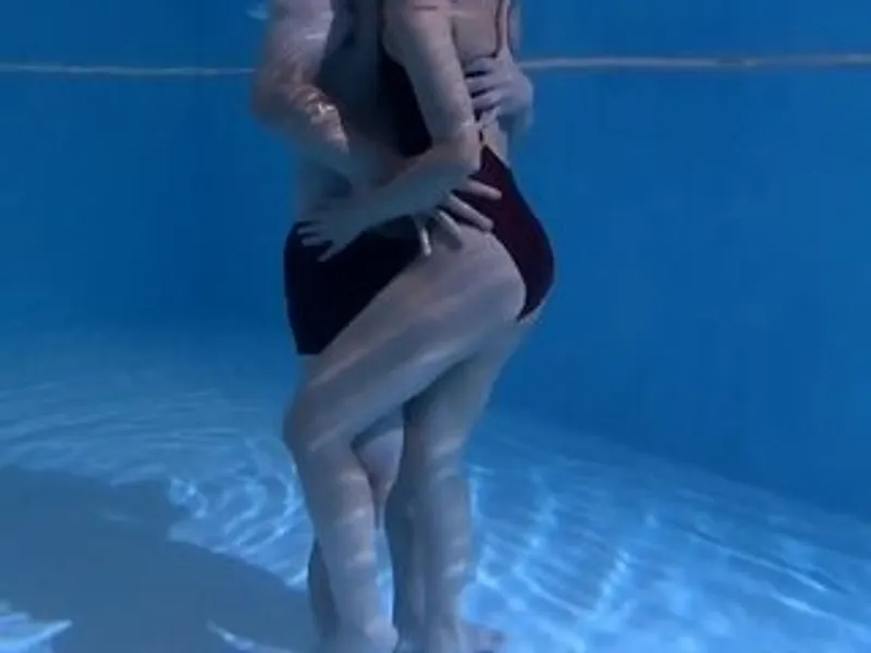 Anh xã lạnh nhạt, cô vợ địt nhau với hlv dạy bơi