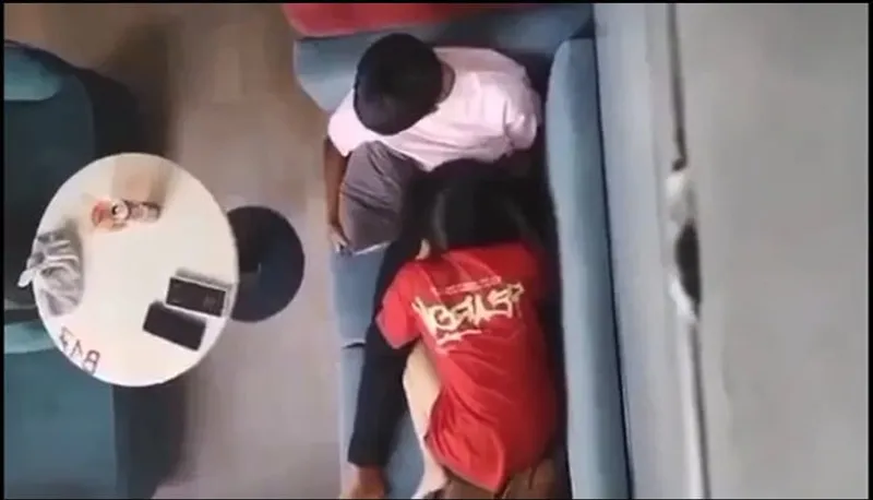 Quay lén em ghệ bú mút cho bạn gái nơi công cộng