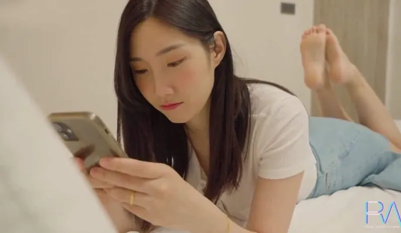 Xinh đẹp nhưng vẫn bị ông chồng lén lút, bà xã buồn tình cho anh giao hàng làm tình luôn