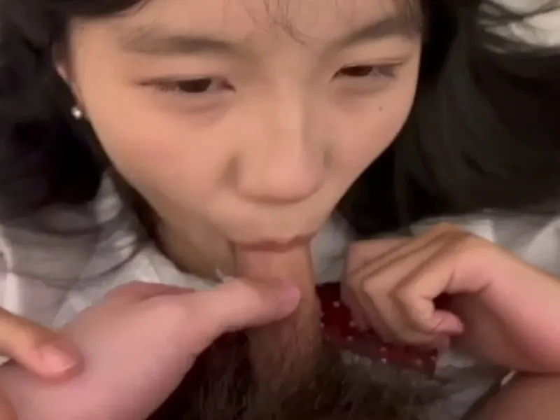 Em loli dễ thương liếm chuối biến em thành con em đào dâm dục p2